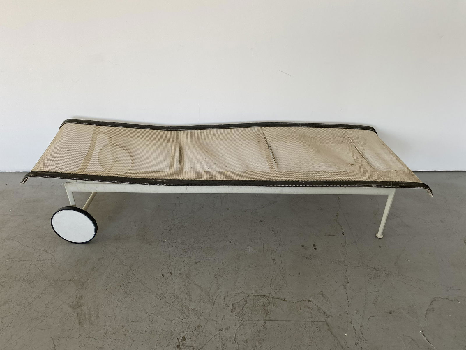 Richard Schultz Chaise (1 of 1)