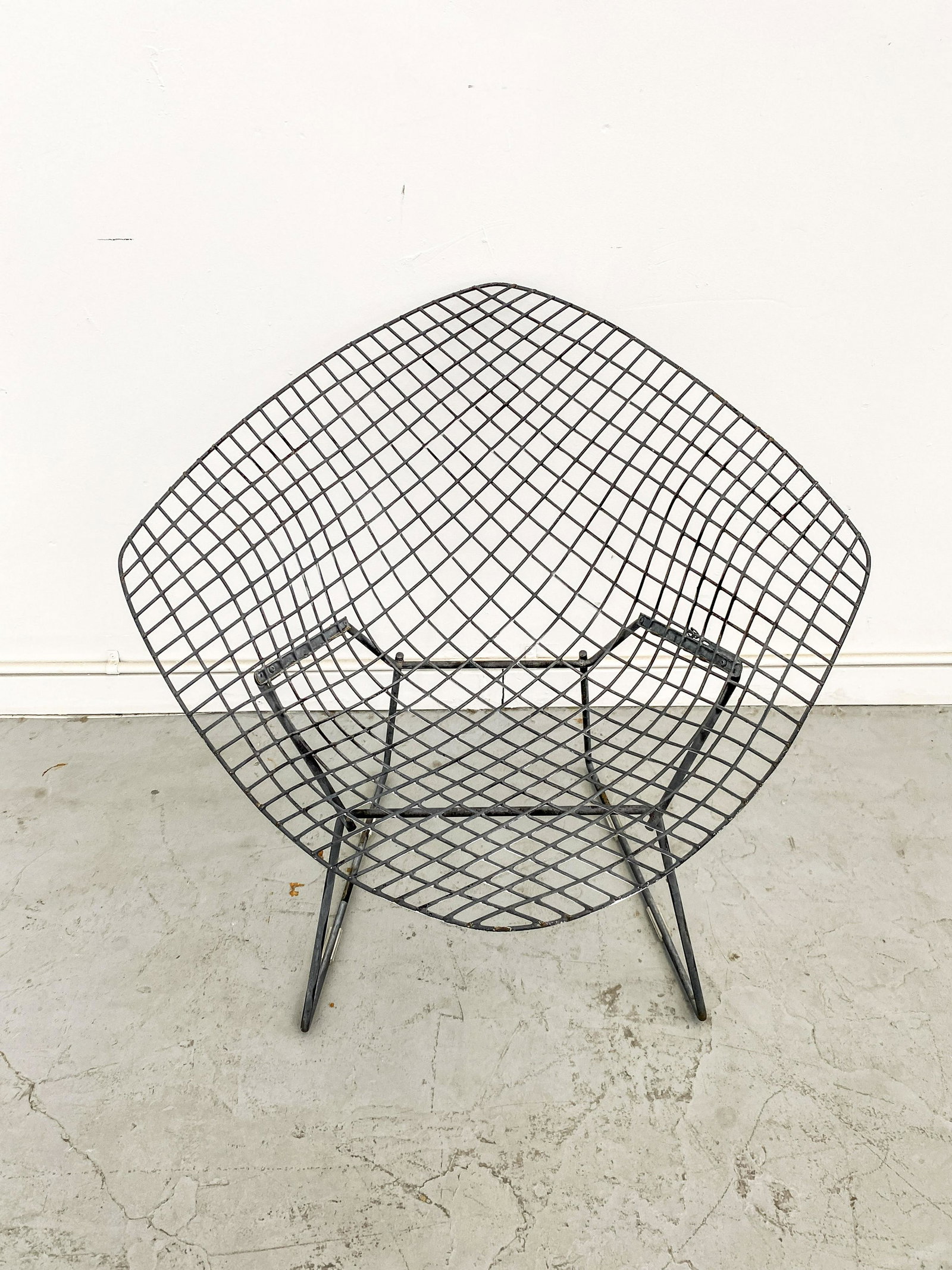 Harry Bertoia Diamond Chair: 30H x 33W x 27D