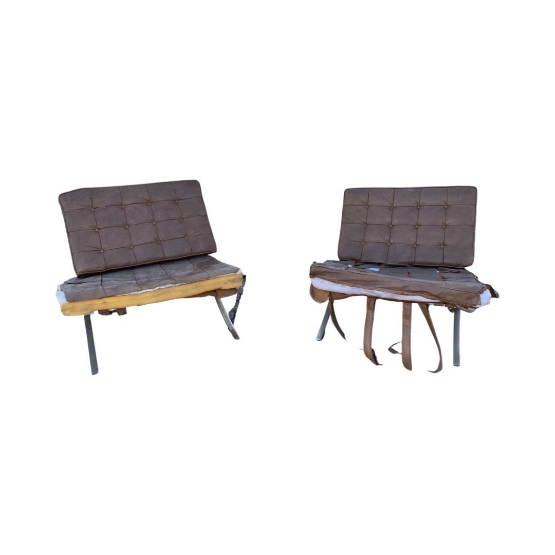 2 Barcelona Chairs w ottoman: 2 Barcelona Chairs w ottomanchairs 28x30x32 Ottoman 11 x 25 x 34