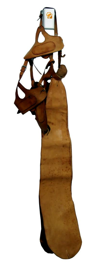 ALESSANDRO PESSOLI, Erosione e rimpasto, 1992: ALESSANDRO PESSOLI (1963, Cervia) [Italia] "Erosione e rimpasto" 1992 cuoio lavorato, 130x30 cm certificato di autenticità della Fondazione Michetti di Francavilla al Mare