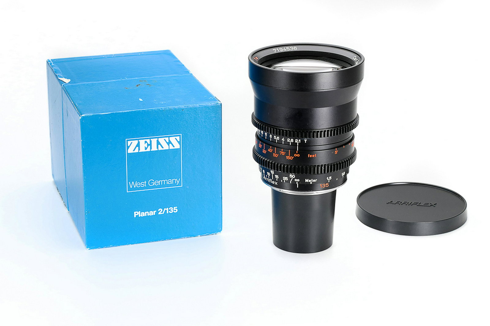 Carl Zeiss Planar 135mm f/2 T*: In Arriflex-B Fassung mit sauberen Linsen, in sehr gutem Zustand. Dabei: Beide Deckel, Originalverpackung. In Arriflex-B mount with clean elements, in very fine condition.