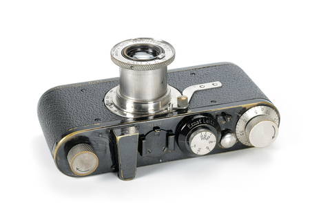 Leica Model A with Anastigmat *: Sehr seltene Leica IA der ersten Ausführung, mit dem 5-linsigen Anastigmat 1:3.5/5 cm. Exportversion mit "Germany"-Gravur, die Teilung der Objektivschnecke in "Feet". Das Stativgewinde war bei