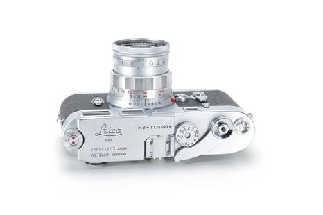 Leica M3 with Asterisk: Leica M3 aus der Serie 1135001 - 1135100, die offiziell mit einem Stern (*) hinter der Seriennummer graviert waren. Offenbar handelt es sich in diesem Fall nicht um eine Kennzeichnung für doppelt