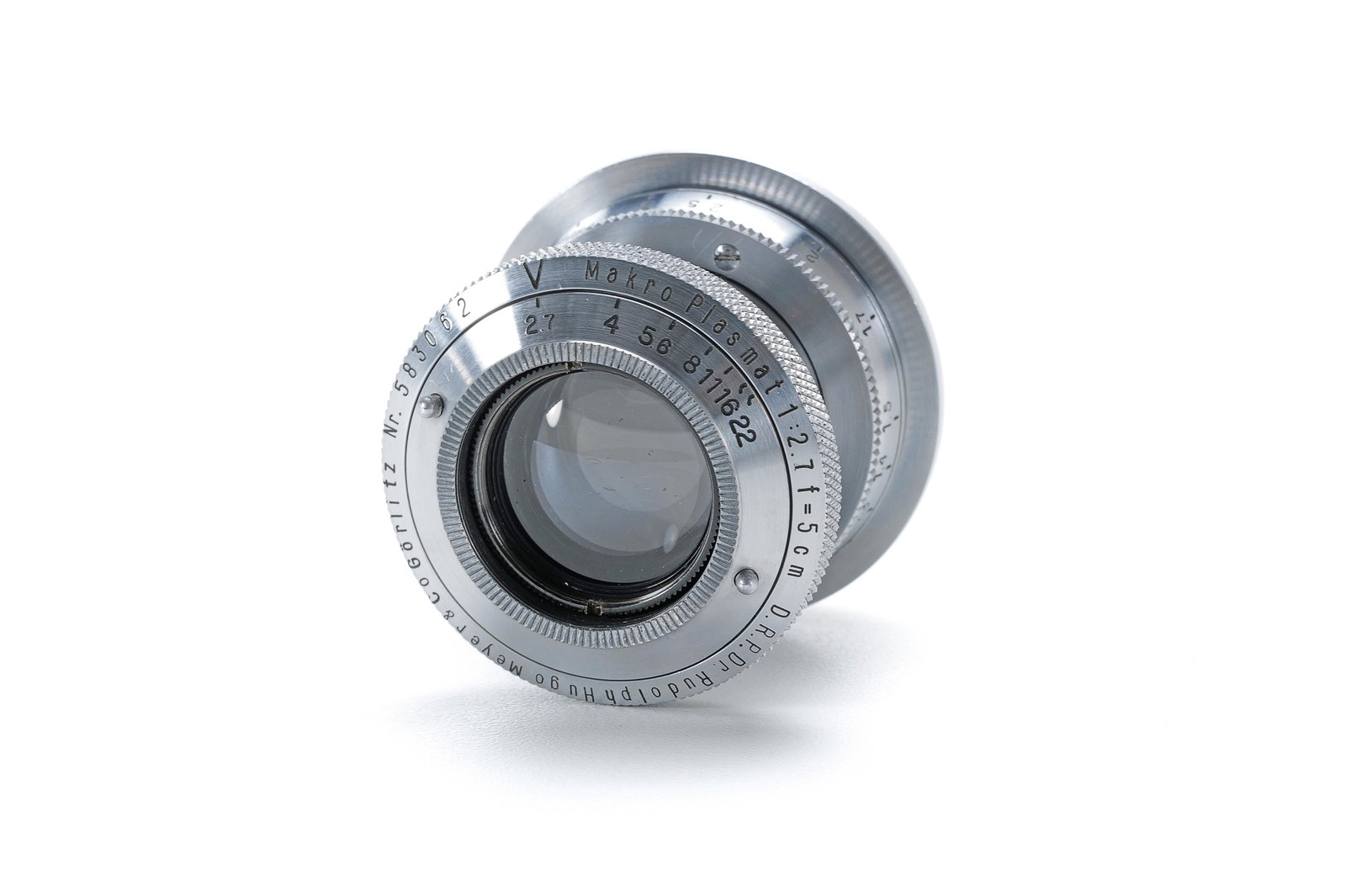 Hugo Meyer Makro Plasmat 5cm f/2.7 chrome: Extrem seltenes Objektiv mit original gekuppeltem M39 Schraubgewindeanschluss. Ungewöhnliche Ausführung mit Rändelung auf dem Entfernungseinstellring, dieser ohne den üblichen Eins