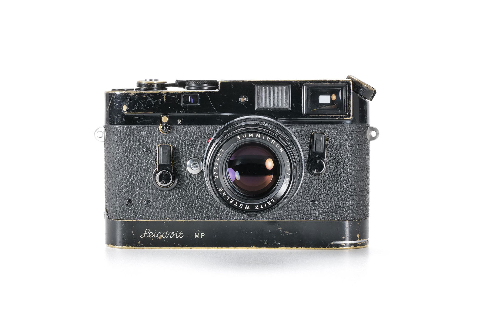 Leica M4 black paint with Leicavit MP: Extrem frühe schwarz lackierte M4, produziert noch vor der ersten Serie von 500 Kameras (Nr. 1181501 – 1182000). Graviert mit frühen Blitzsymbolen auf der Rückseite der Deckkappe.
