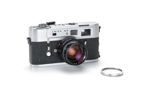 Leica M5 chrome: Gehäuse mit drei Trageösen in sehr schönem Zustand. With Summilux 1:1.4/50 mm Nr. 2628052 mit chrom UVa Filter. Die Optik mit leichten Staubeinschlüssen. Body with three strap lugs