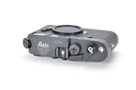 Leica M4-2 Midland *: Frühe Leica M4-2, mit interessanter Gravur "Ernst Leitz Canada Limited, Midland Ontario" auf der Oberseite der Deckkappe, im Stil der M3 und M2 ausgeführt. Möglicherweise handelt es sic