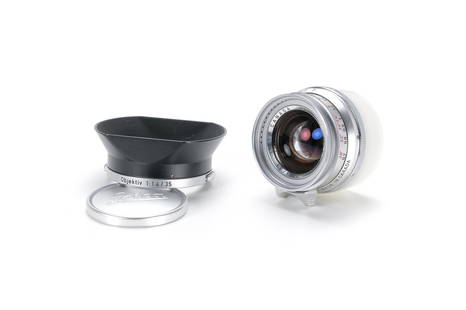 Leitz Summarit 35mm f/1.4 Prototype: Dieser Prototyp mit einem völlig anderen Design wurde noch vor der Vorstellung der berühmten ersten Version des Summilux 35 hergestellt, die 1961 kommerziell eingeführt wurde. Es sind n