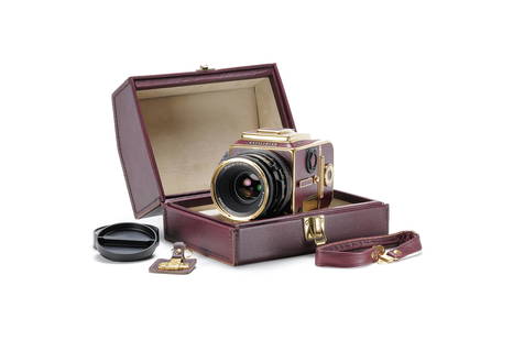 Hasselblad 503CW Gold Supreme: Um den 50. Jahrestag der ersten Hasselblad Kamera im Jahr 1948 zu feiern, brachte Hasselblad diese limitierte Edition heraus. Sondernummer 495 von 500. Alle sichtbaren Metallteile sind 24K vergoldet.