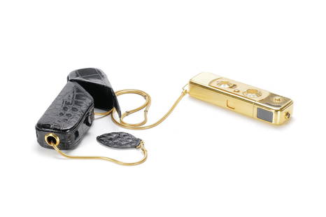 Minox B Gold: Die Minox B in vergoldeter Messingausführung (Gewicht 149 g) ist die seltenste aller Minox 8x11 mm Kameras, die jemals hergestellt wurden. Nur sehr wenige sind heute noch bekannt. Eine dieser