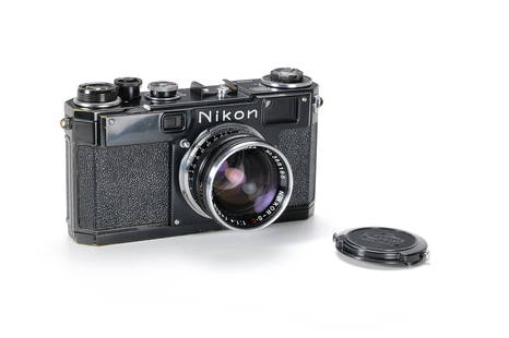 Nikon S2 black paint: Zweite Version der seltenen schwarz lackierten Nikon S2 mit schwarzer Entfernungsskala ("Black Dial S2"), mit passendem schwarzen Nikkor-S.C 1:1.4/5 cm No. 388188. Aus der letzten bekannten Serie (No.