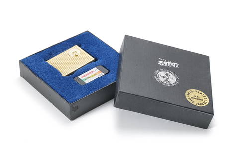 SIPE 2000 CL Lighter Camera Gold: Präzisionskamera in Form eines funktionierenden, 18 Karat vergoldeten Feuerzeugs, für Minox-Kassetten. Auf dem Boden graviert "18K-20my SIPE-Germany". Nur sehr wenige dieser vergoldeten Kame