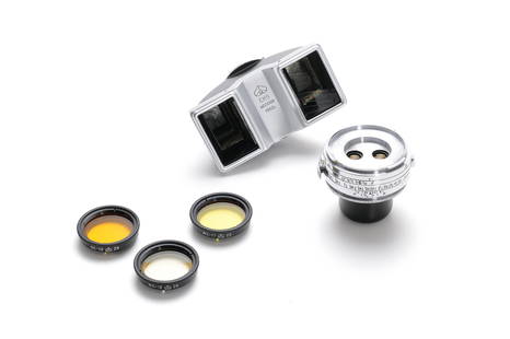 Arsenal SN5 3,5cm f/4 Stereo Outfit: Dieses sehr seltene Stereo Objektiv zur Kiev Meßsucherkamera ähnelt deutlich dem Carl Zeiss Jena Stereotar C aus der Vorkriegszeit (siehe Lot 246). Es sind nur sehr wenige dieser Ausrüs