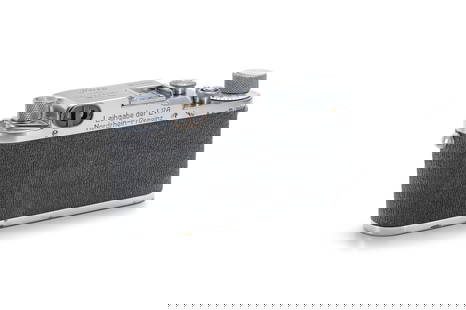 Leica IIIc "Leihgabe der LVA": Kamera aus dem ehemaligen Bestand der Landesversicherungsanstalt Nordrhein (heute Deutsche Rentenversicherung Rheinland). Seltene, bei Leitz ausgeführte Gravur "Leihgabe der LVA
