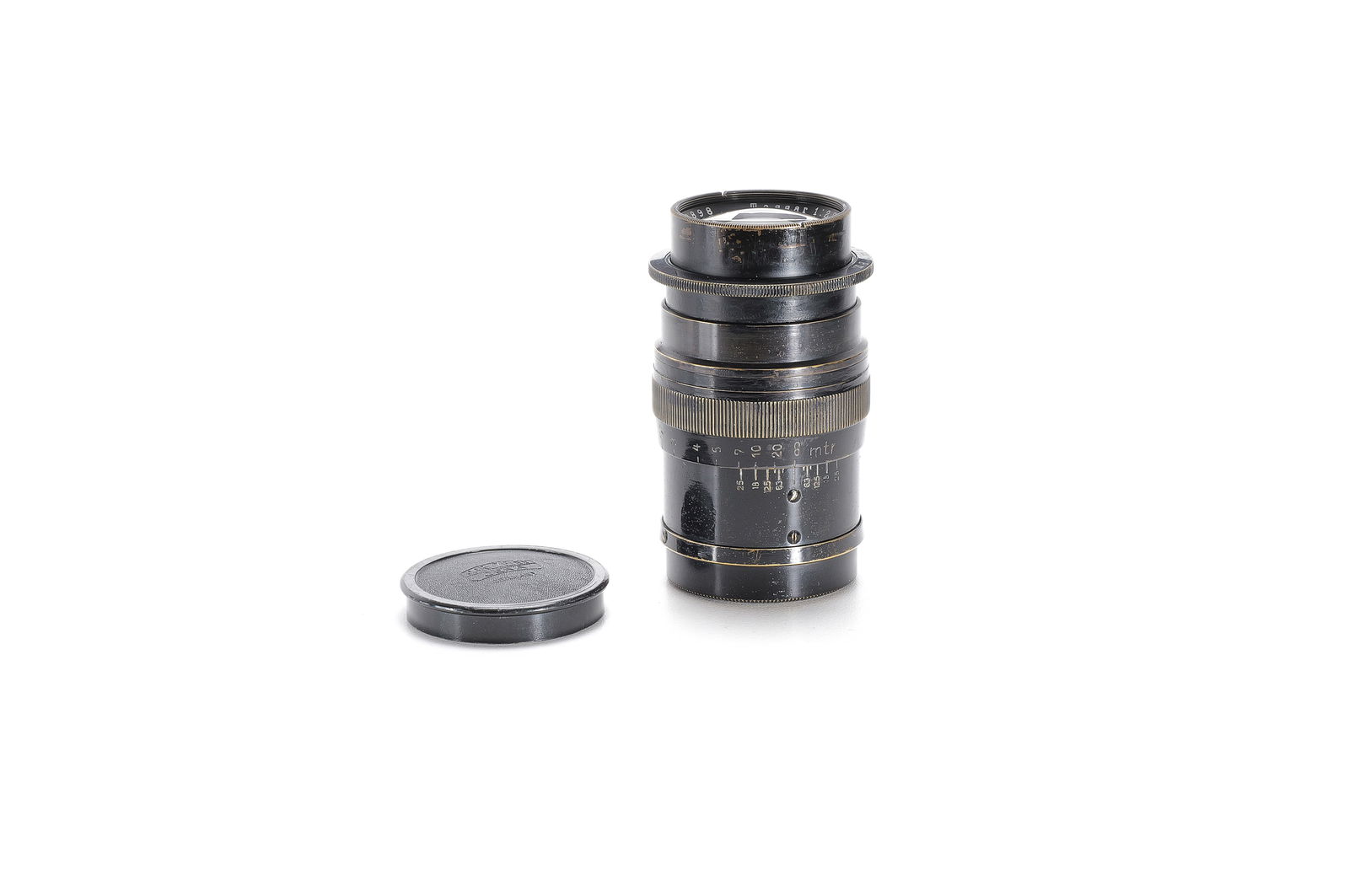 Carl Zeiss Jena Tessar 8cm f/2.7: Objektivkopf in den 1930er Jahren adaptiert in eine schwarz lackierte Einstellschnecke mit gekuppeltem M39 Schraubgewindeanschluss. "Meter"-Skala. Mit zwei Deckeln. Die Optik mit leichten Staubeinschl