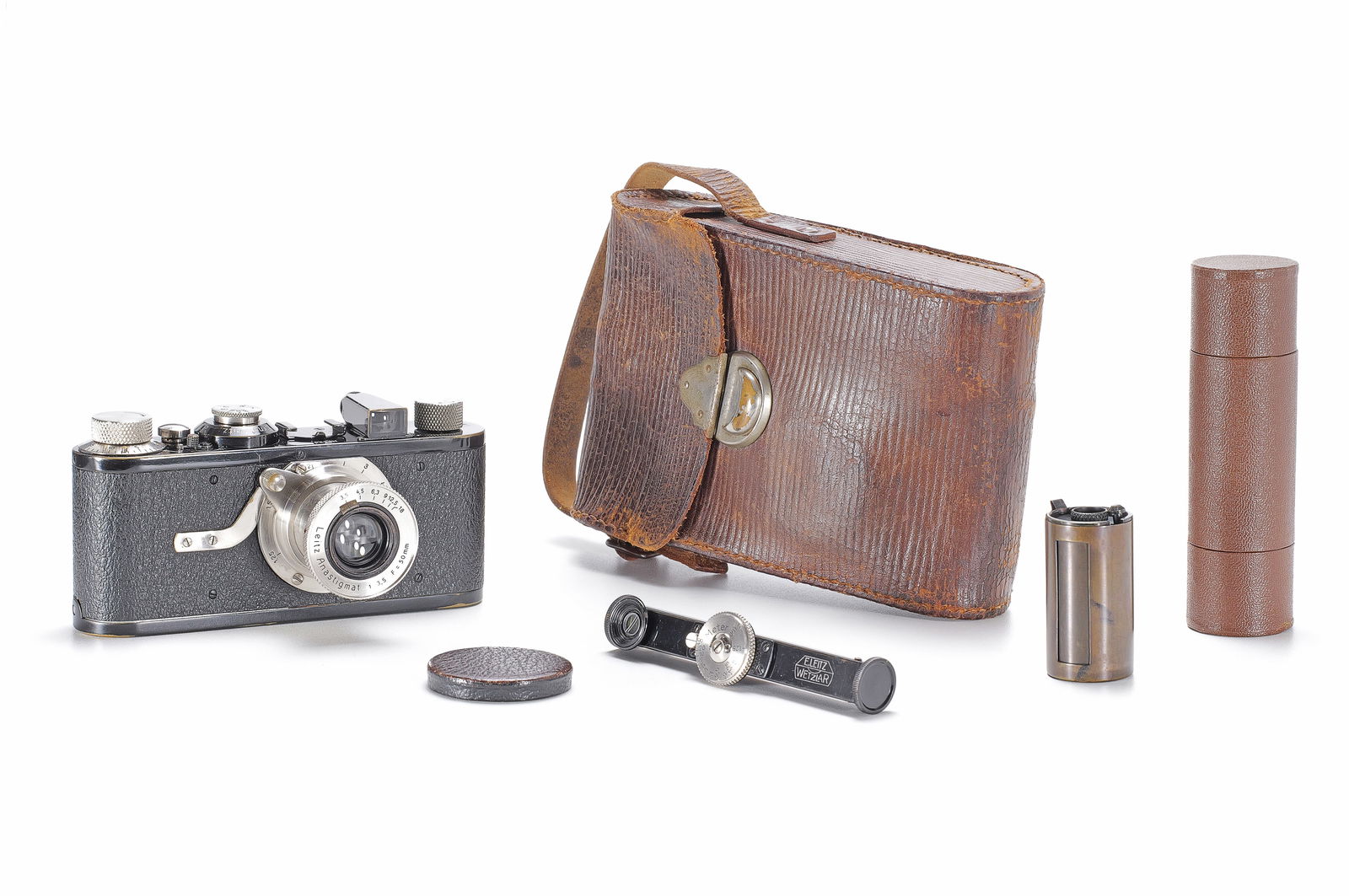 Leica Model A with Anastigmat: Die Leica I wurde auf der Leipziger Frühjahrsmesse 1925 offiziell vorgestellt. Bei dieser Kamera handelt es sich um die 101. Leica Kamera der Serienproduktion, welche wir im Leica Jubiläumsjahr 2025