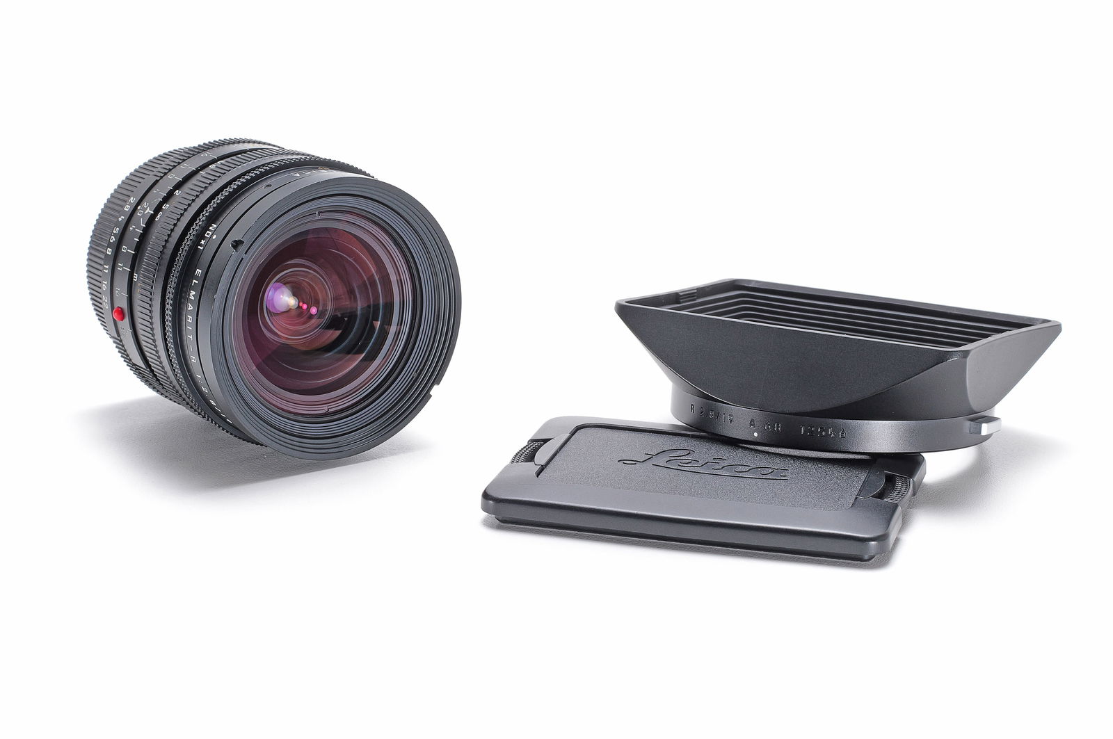 Leica Elmarit-R 19mm f/2.8: Zweite Version mit Filterrevolver. Ausführung noch mit drei Steuerkurven (kein ROM). In fast neuwertigem Zustand. Die Optik mit leichter Beschlagsbildung und Kratzern innen. Dabei: Gegenlichtblende 1