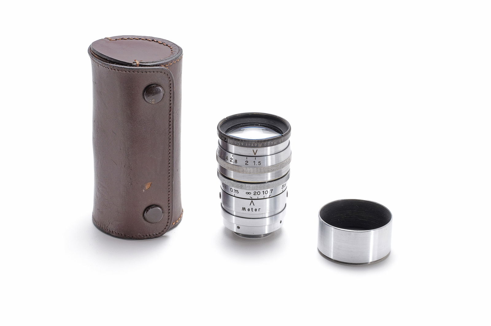 Hugo Meyer Kino Plasmat 5cm f/1.5: Sehr seltene späte Version in nahezu ganz verchromter Ausführung mit C-Schraubgewindeanschluss für 16 mm Kinokameras. Die Optik mit leichter Beschlagsbildung und leichten Staubeinschlüssen. Dabei: