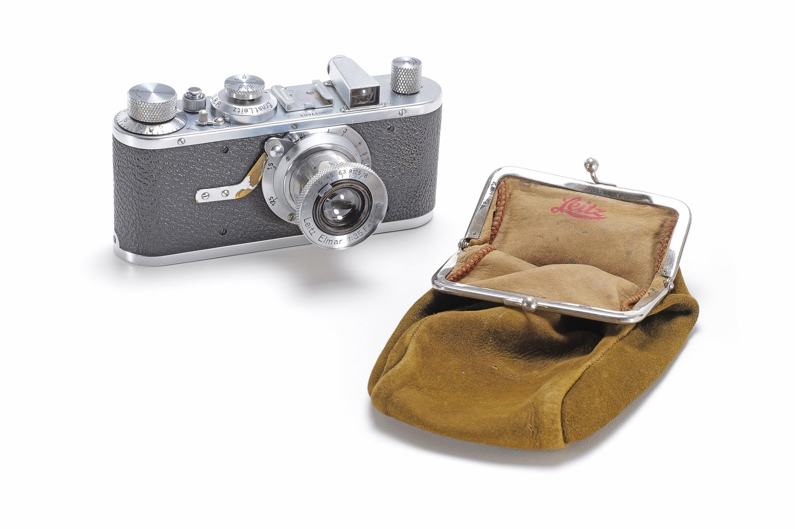 Leica Model A chrome: Äußerst seltene Ausführung einer Leica IA, ausgeführt in glänzend verchromt. Diese Oberfläche ist charakteristisch für die allerersten, ab 1933 gefertigten verchromten Ausführungen der Leica