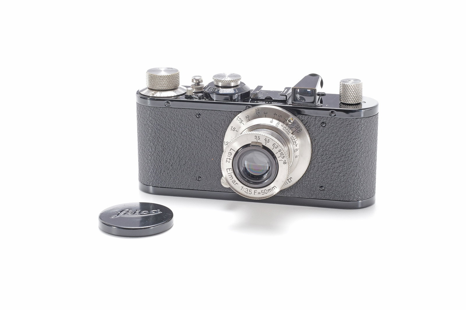 Leica Standard (Model E): In äußerst schönem Originalzustand, mit passendem nickel Elmar 1:3.5/50 mm No. 146297 und Objektivdeckel. Die Optik mit leichter Beschlagsbildung und leichten Staubeinschlüssen. In extremely