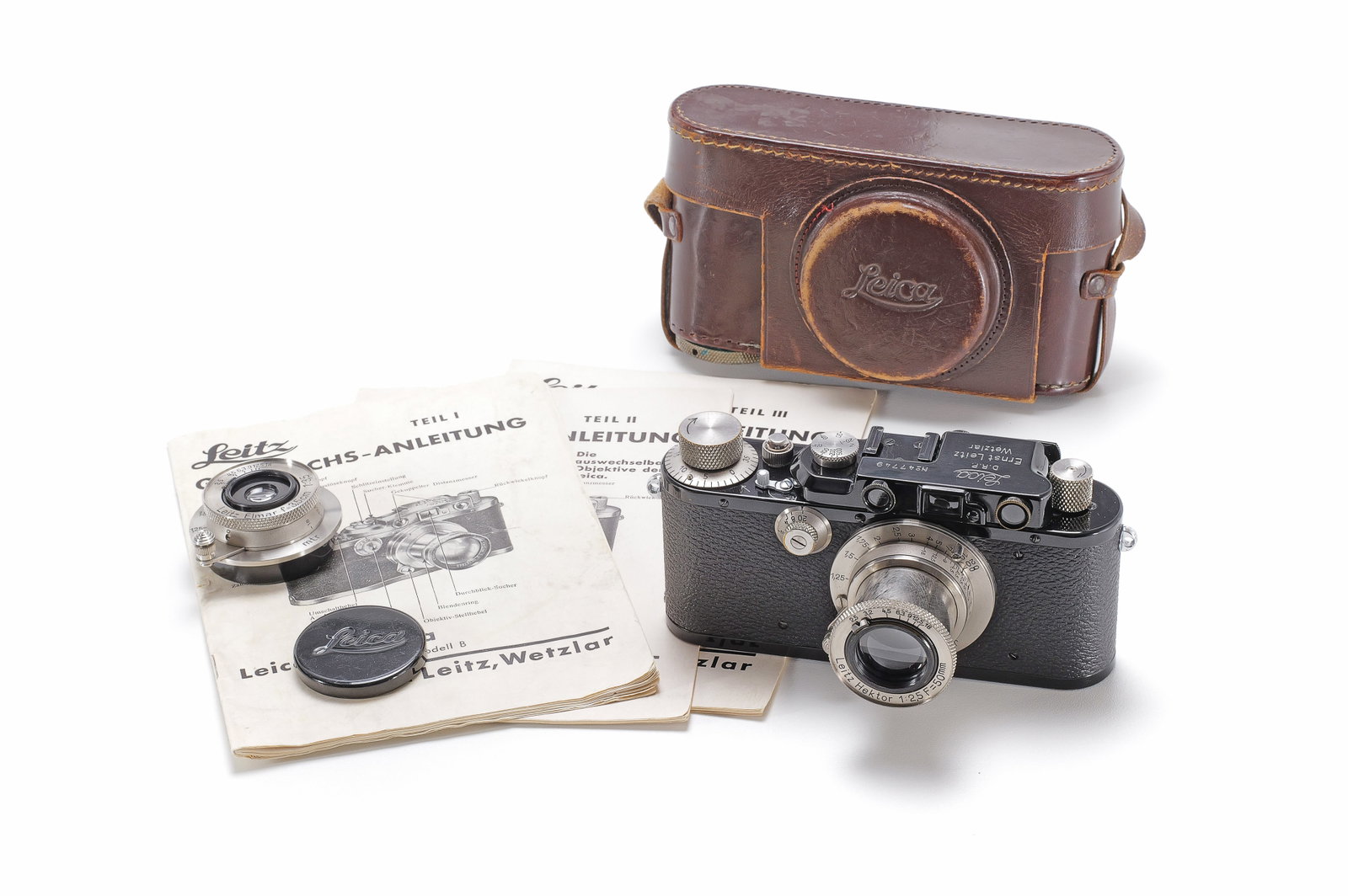 Leica III (Model F) Outfit: Vorkriegsumbau aus Leica IC non-standard, mit nickel Hektor 1:2.5/50 mm und nickel Elmar 1:3.5/3,5 cm ohne Seriennummern. Der A-R Hebel, die Ösen, der Einhängepin und Verschlussknebel des
