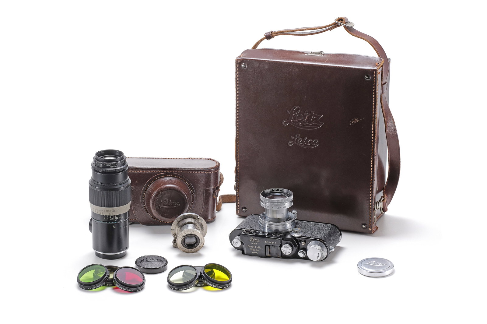 Leica III (Model F) Outfit: Früher Nachkriegsumbau aus Leica IA in wunderschönem Zustand. Verchromte Bedienelemente, die Gravuren mit weißer Auslegefarbe. Mit Leitz Summitar 1:2/5 cm No. 604837 und Leitz Hektor 1:4.5/13,5 cm