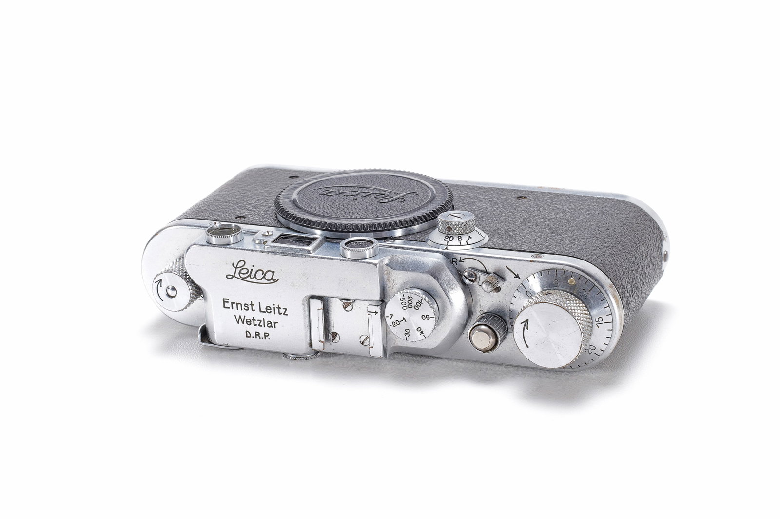 Leica III (Model F) bright chrome Sample: Bei dieser Kamera ohne Seriennummer handelt es sich vermutlich um eine Musterausführung zu der im Jahr 1933 eingeführten silbernen Verchromung. Ab No. 111501 wurden vereinzelt Leica III Modelle in