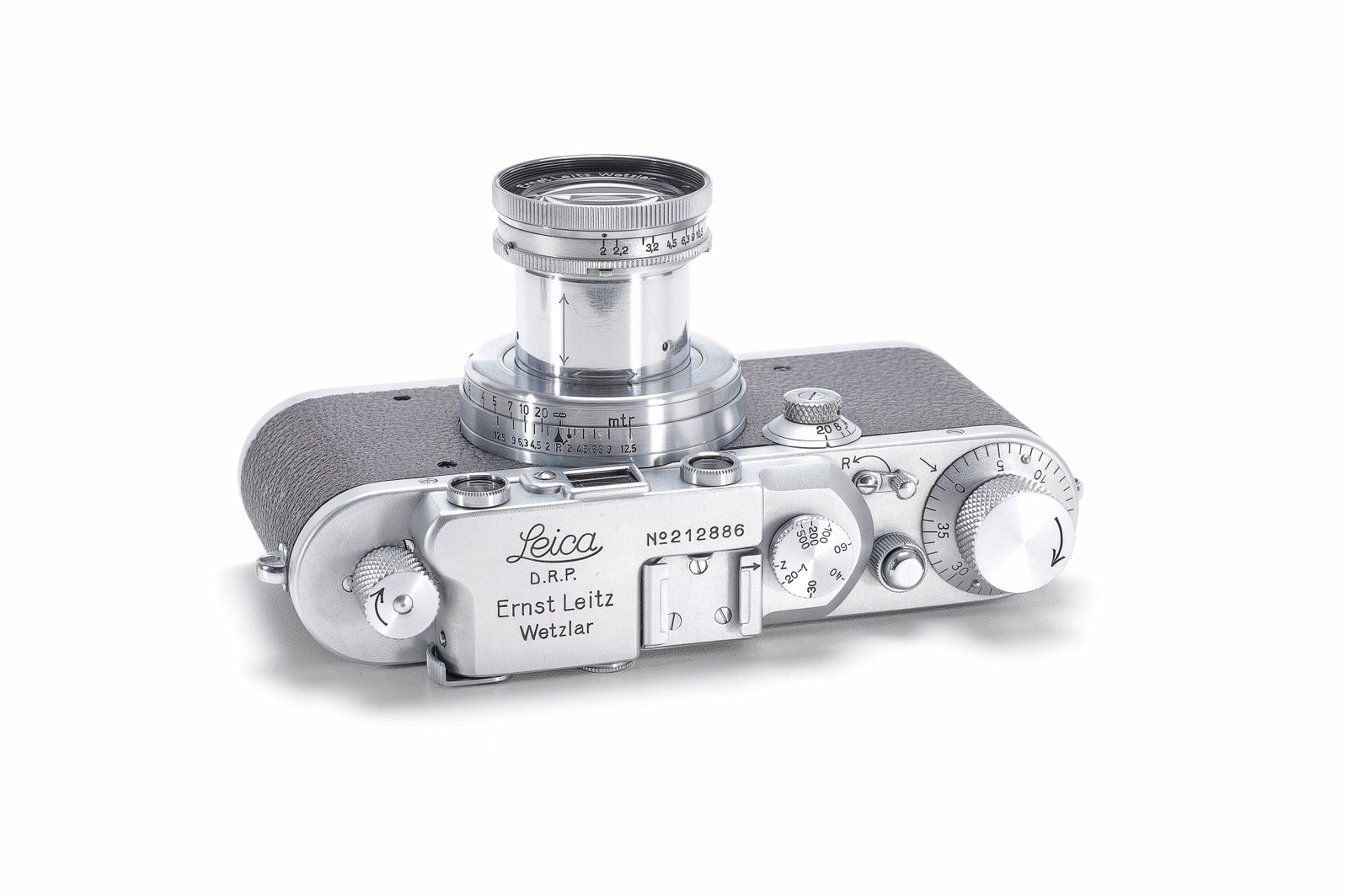 Leica III (Model F): Eine äußerst ungewöhnliche Kombination aus einer verchromten Leica III und einem versenkbaren verchromten Summar 1:2/5 cm mit identischen Seriennummern. In sehr gutem Zustand. Die Optik mit