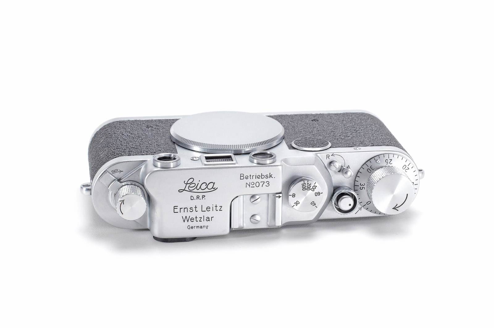 Leica IIc Betriebsk.: Sehr seltene und frühe Leica IIc Betriebskamera mit Gehäusebezug in "Sharkskin"-Struktur (quer). In äußerst schönem Zustand. Literatur: Lars Netopil, "Die Betriebskameras", Vidom 58, S. 6ff.