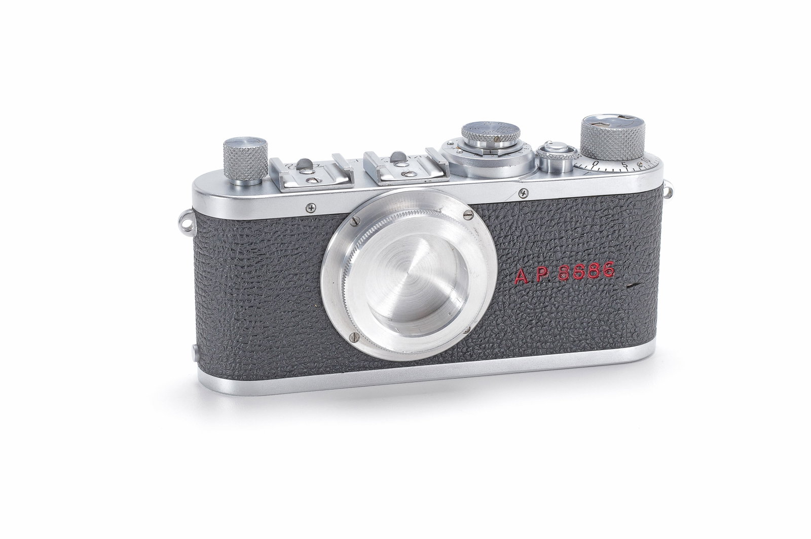 Leica If British Royal Navy: Spezialausführung mit schwarzen Kontaktzahlen. Gravur "AP 8886" rückseitig im Vulkanit. Vermutlich zur Verwendung mit einem U-Boot Periskop. Auf der Rückseite der Kamera befindet sich ein