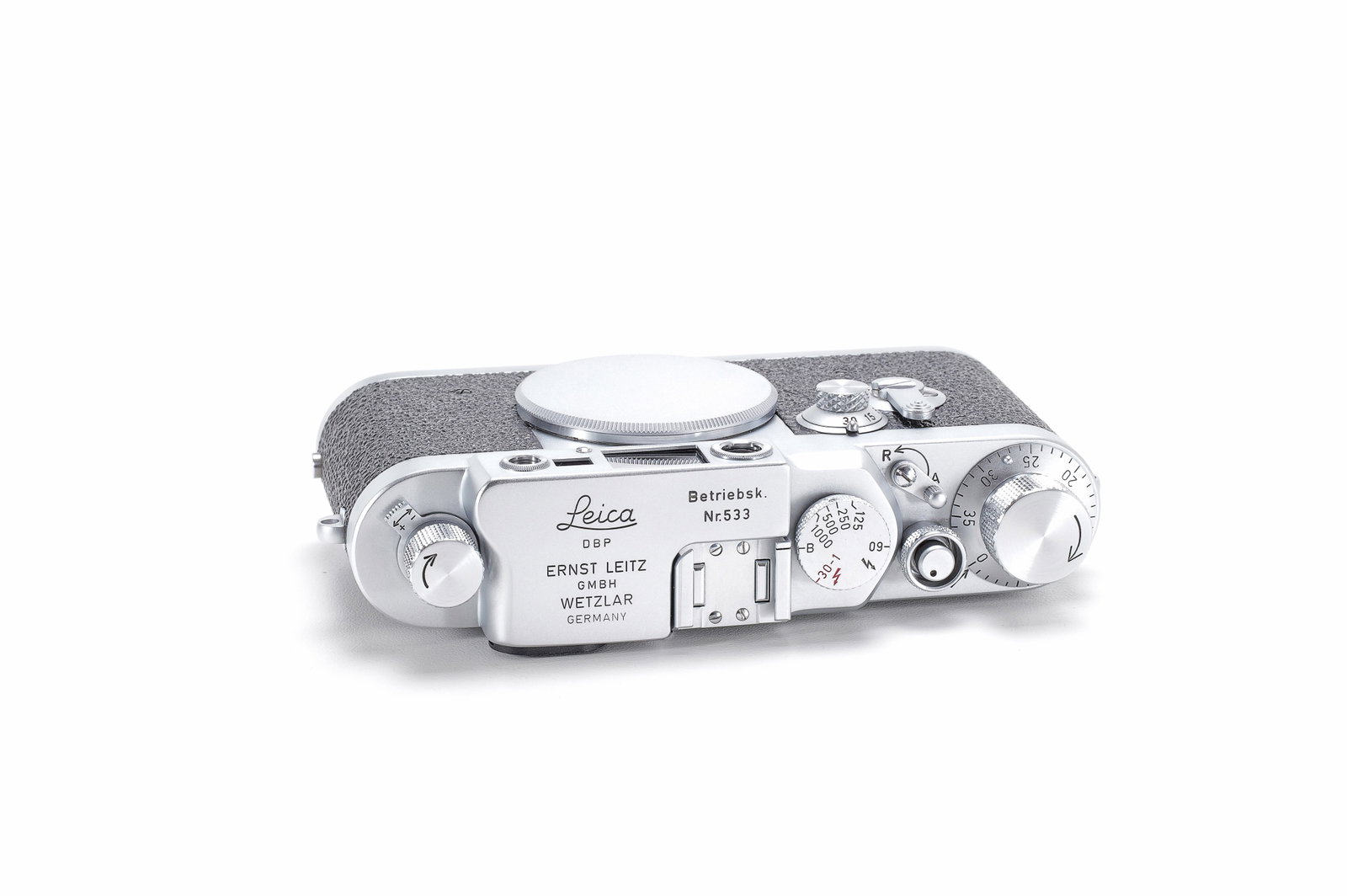 Leica IIIg Betriebsk.: Seltene Leica IIIg Betriebskamera aus dem ehemals werksinternen Bestand. Der Verschlussrahmen seitlich im Kassettenraum graviert mit "Betriebsk. Nr. 533". Die Ausschnitte für die Sucherfenster vorne
