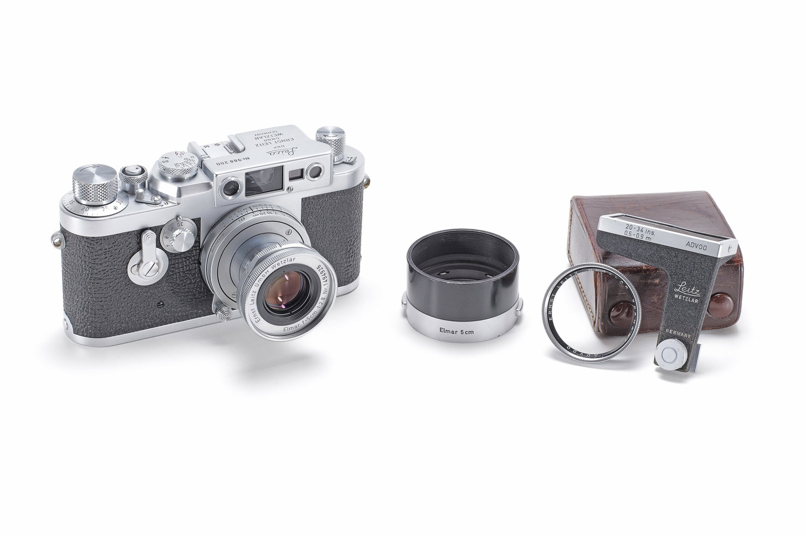 Leica IIIg: Nahezu neuwertige IIIg aus der letzten Serie, mit Elmar 1:2.8/5 cm Nr. 1494926. Die Optik mit alterstypischer Beschlagsbildung. Dabei: ITOOY Gegenlichtblende und ADVOO Nahvorsatz im Etui. Almost like