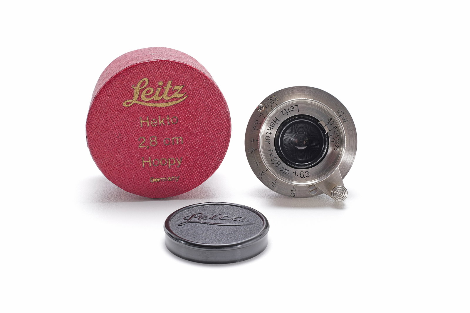 Leitz Hektor 2,8cm f/6.3 nickel: Seltenes nickel Hektor in schönem Zustand. Mit beiden Deckeln in original roter Schachtel (die Unterseite mit Bleistift beschriftet für ein Elmar 3,5 cm Objektiv). Der Deckel der Schachtel mit
