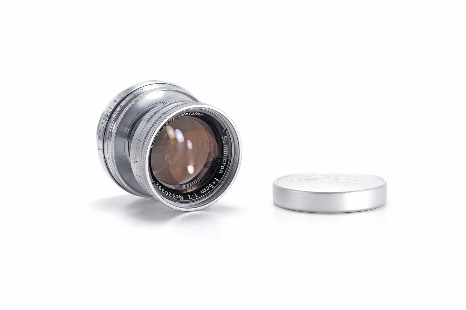 Leitz Summicron 5cm f/2: Sehr frühes Summicron aus dem ersten Seriennummernkreis ab Nr. 920001 mit dem typischen gelblich scheinenden Glas. Noch ohne "GmbH."-Gravur, "Meter"-Teilung. Sehr schöner Zustand. Die Optik mit