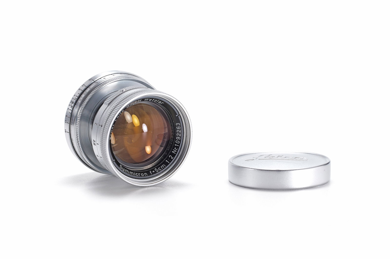 Leitz Summicron 5cm f/2: Frühes Summicron mit dem typischen gelblich scheinenden Glas. Äußerst schöner Zustand. Die Optik mit minimalen Putzspuren auf der Vorderlinse. Early Summicron with the typical yellow shining