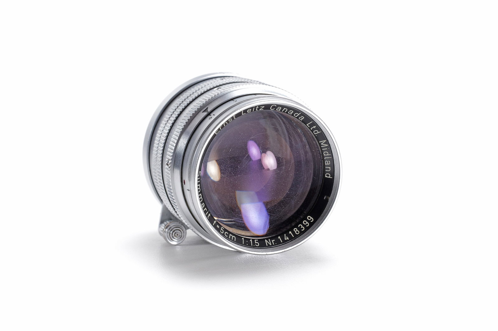 Leitz Summarit 5cm f/1.5 Midland: Seltenes Midland Summarit aus dem üblichen Seriennummernkreis. Schöner Zustand. Die Optik mit kreisrunder Beschlagsbildung, Separation am Rand der Hinterlinse und Putzspuren auf der Frontlinse.