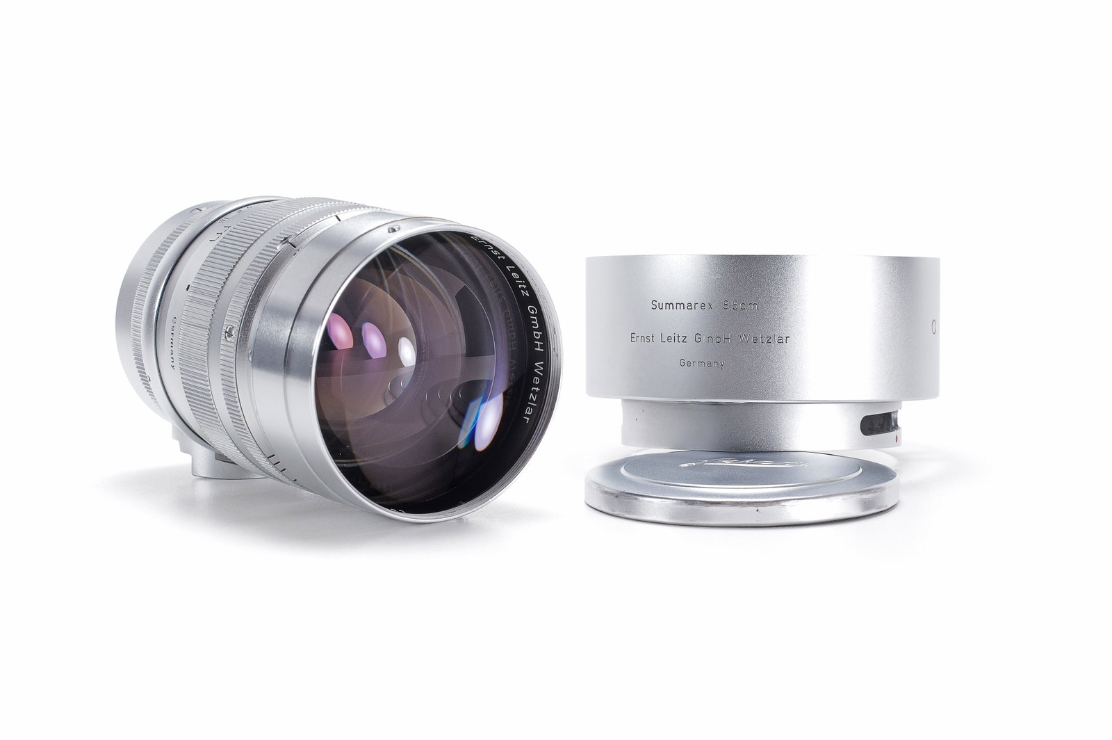 Leitz Summarex 8,5cm f/1.5: Summarex aus der letzten Serie in praktisch neuwertigem Zustand. Komplett mit Gegenlichtblende und beiden Deckeln (Vorderdeckel im gebrauchten Zustand). "Meter"-Teilung. Die Optik in sehr sauberem