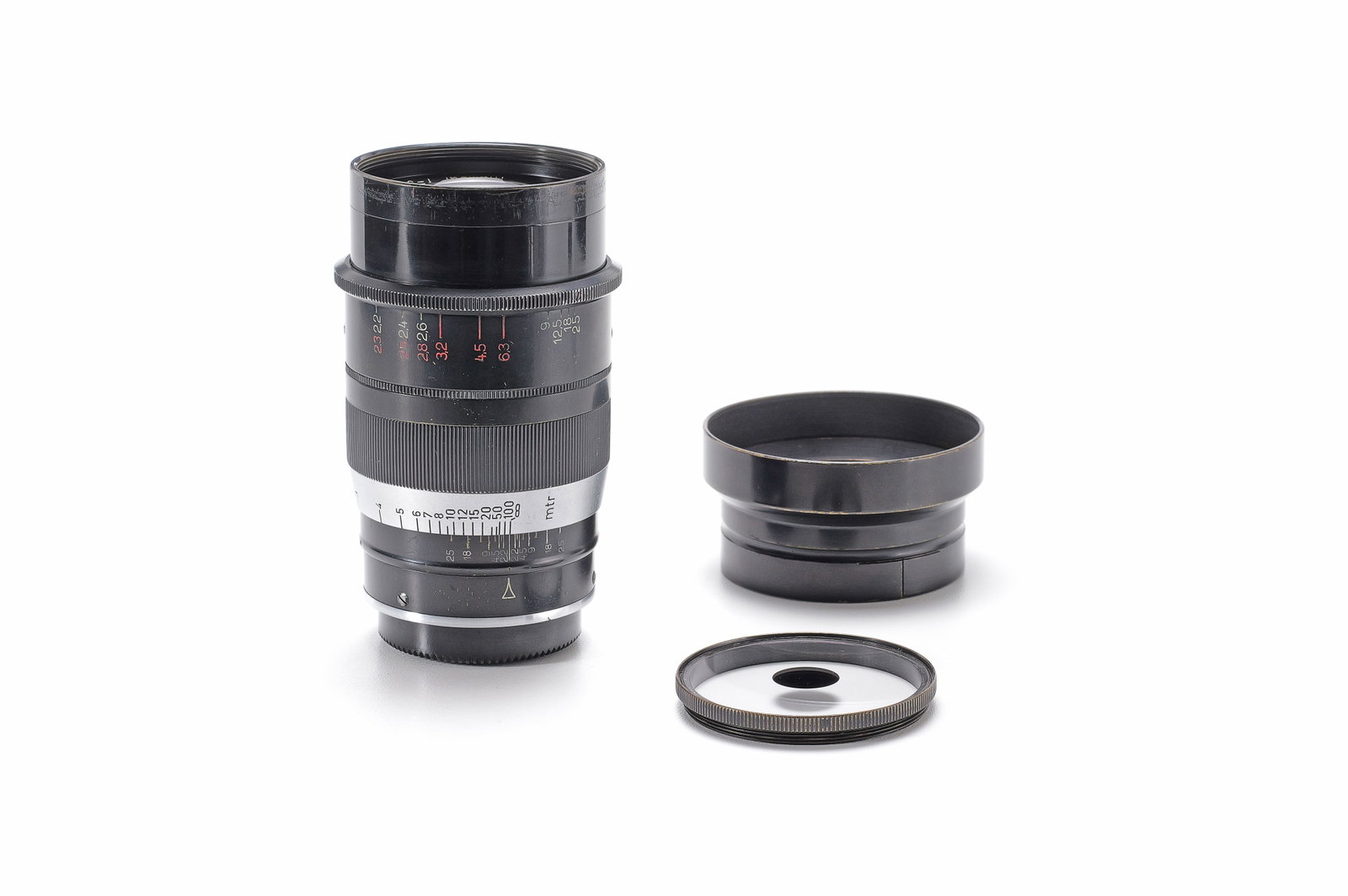 Leitz Thambar 9cm f/2.2 : Mit Spotfilter, Gegenlichtblende und Rückdeckel. Die Optik mit leichter Beschlagsbildung. With spot filter, lens hood and rear cap. The optics with slight haze. Serial Number: 311392 Production