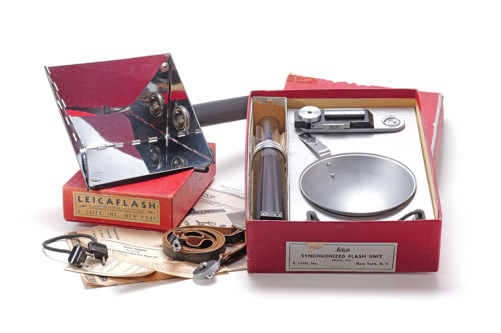 E. Leitz New York VACUB & SELSY Flash Units (Lot): Zwei Leitz New York Blitzgeräte: - Sehr seltenes VACUB der ersten Ausführung. Mit Reflektor, Griff und roter Verpackung mit der Aufschrift „LEICAFLASH“. - Leica Synchronblitzgerät Modell VIII S