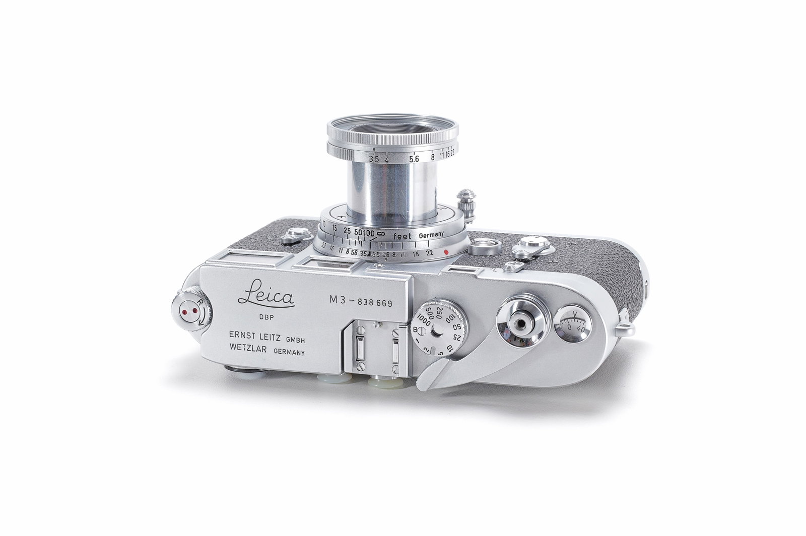 Leica M3 chrome: Gehäuse mit Doppelaufzug in praktisch neuwertigem Zustand mit Elmar 1:3.5/5 cm Nr. 1186361. Sucher und Optik mit alterstypischer Beschlagsbildung. Dabei: Bereitschaftstasche. Double Stroke body in
