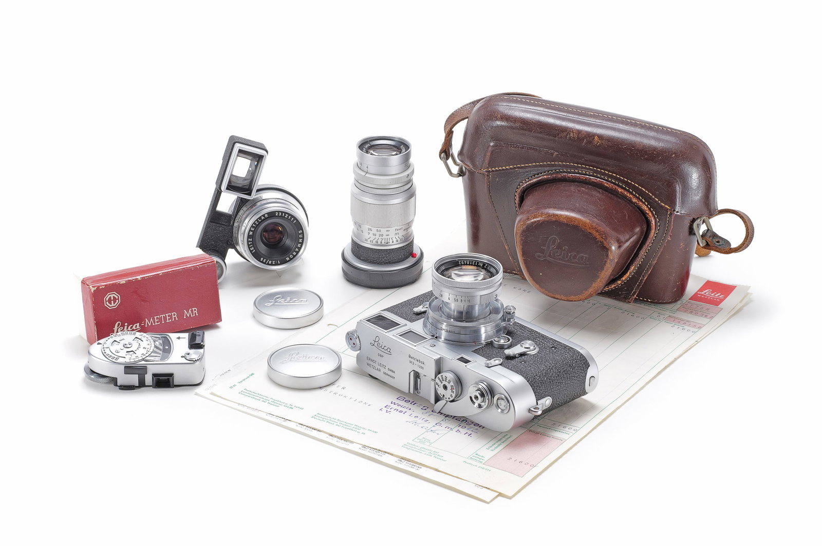 Leica M3 Betriebsk. Outfit: Leica M3 Betriebskamera aus dem ehemals werksinternen Bestand. Die Gravur auf dem Verschlussrahmen ausgefräst. Kamera in sehr schönem Zustand mit Leitz Wetzlar "£"-Reparatursiegel. Dabei: Leitz