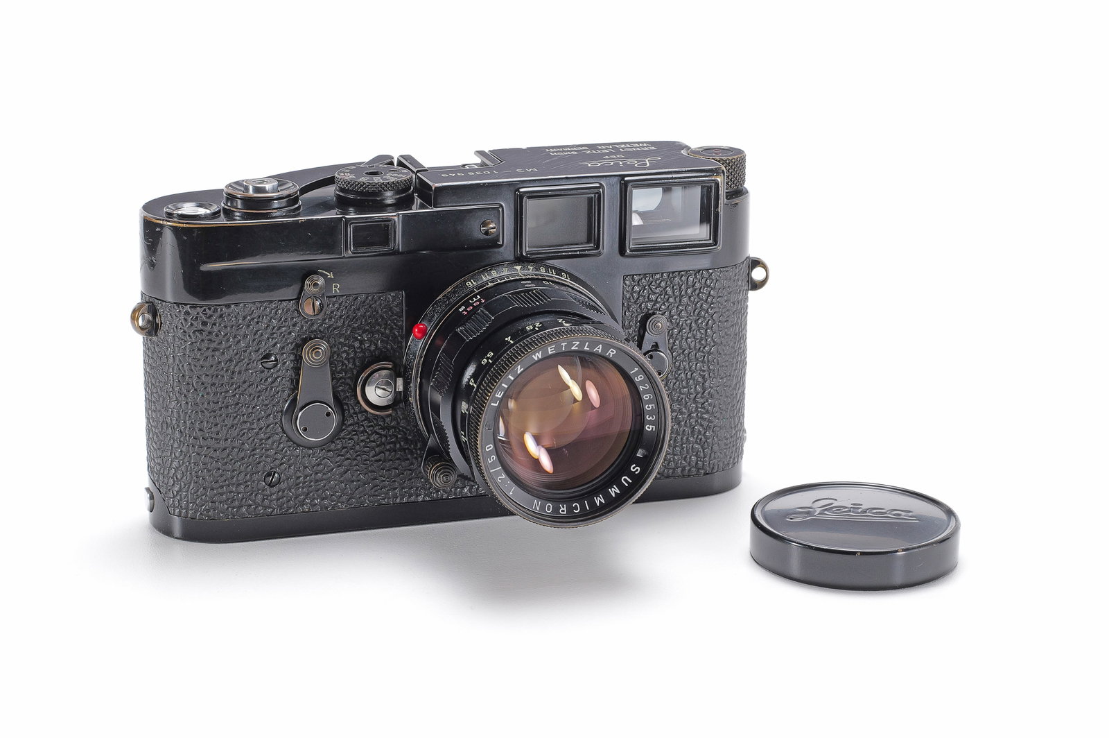 Leica M3 black paint *: Diese schwarz lackierte Leica M3 befindet sich in einem sehr schönen, vollkommen originalen und unberührten Zustand. Aus dem Seriennummernbereich 1038801 - 1039000. Kleine Fehlstelle im Vulkanit in 
