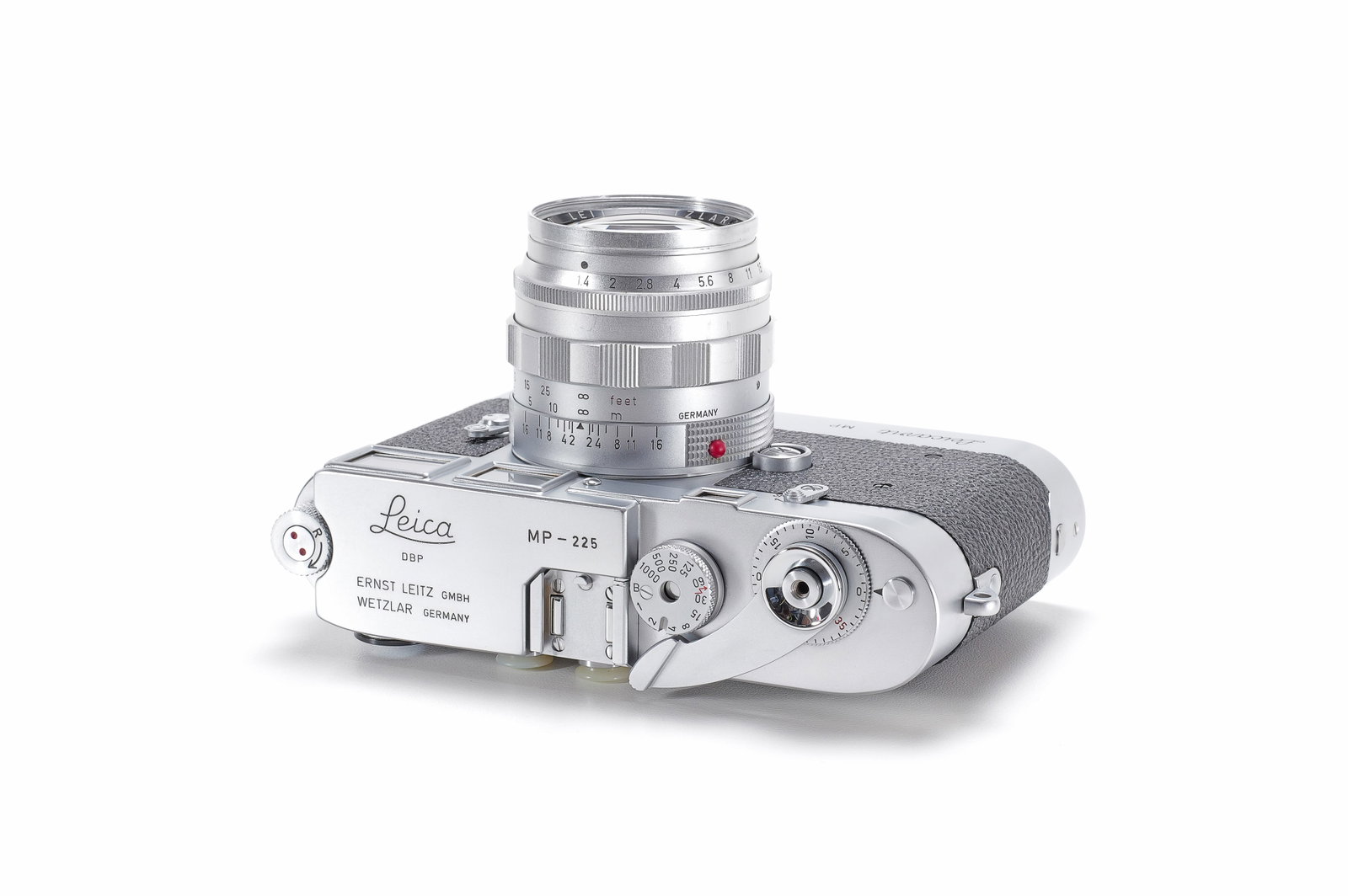Leica MP chrome *: Leica MP im vollständig restaurierten und somit neuwertigen Zustand. Doppelschwung-Aufzug mit langem Aufzugshebel, Merkscheibe für die Filmempfindlichkeit in der Rückwand bis 200 ASA. Das Messfeld