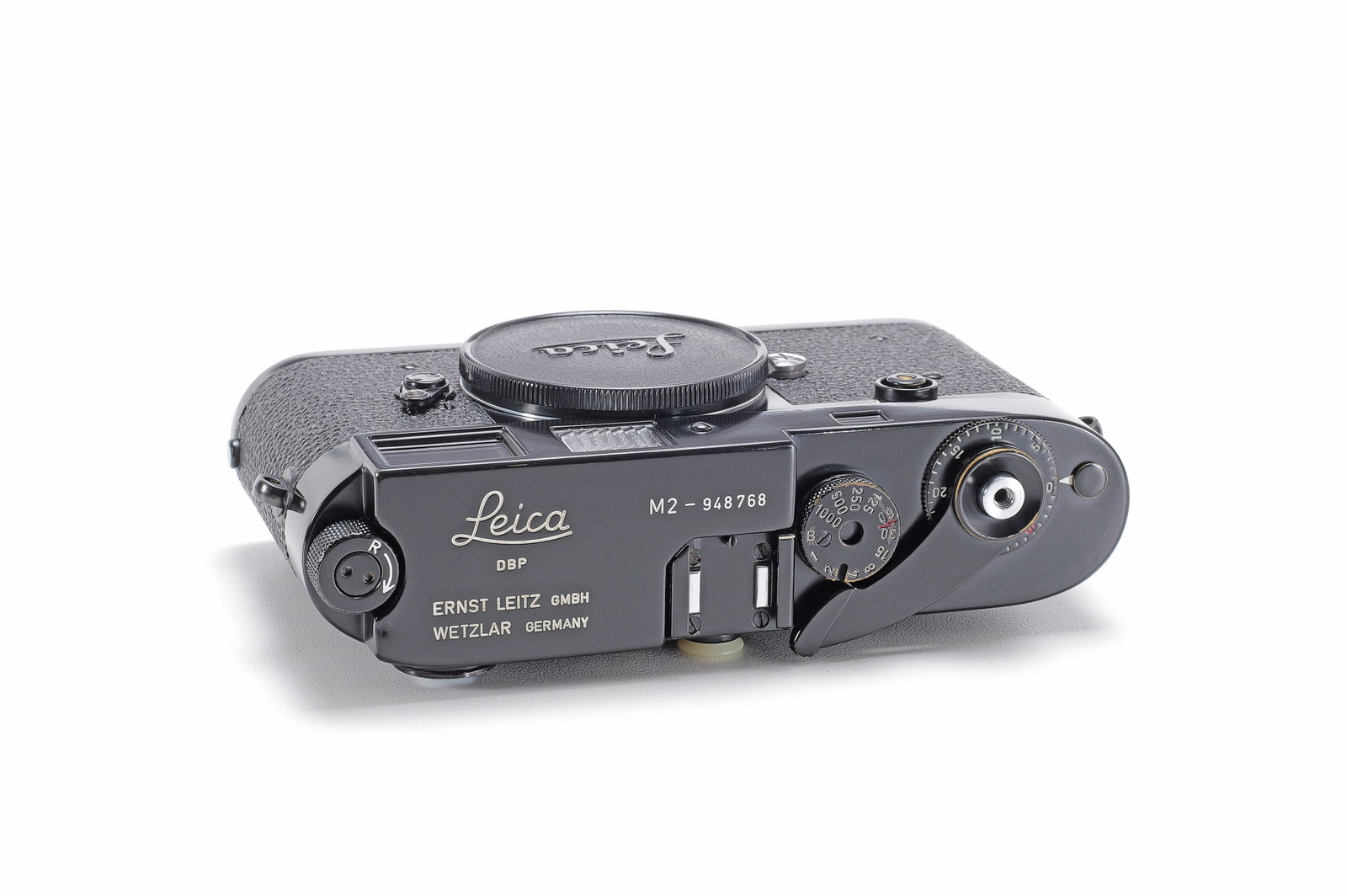 Leica M2 black paint: Bei Leitz vollständig restaurierte, erste Version aus dem ersten Produktionslos der schwarz lackierten Leica M2. Im Seriennummernbereich 948601 bis 949100 wurden lediglich etwa 350 Exemplare mit
