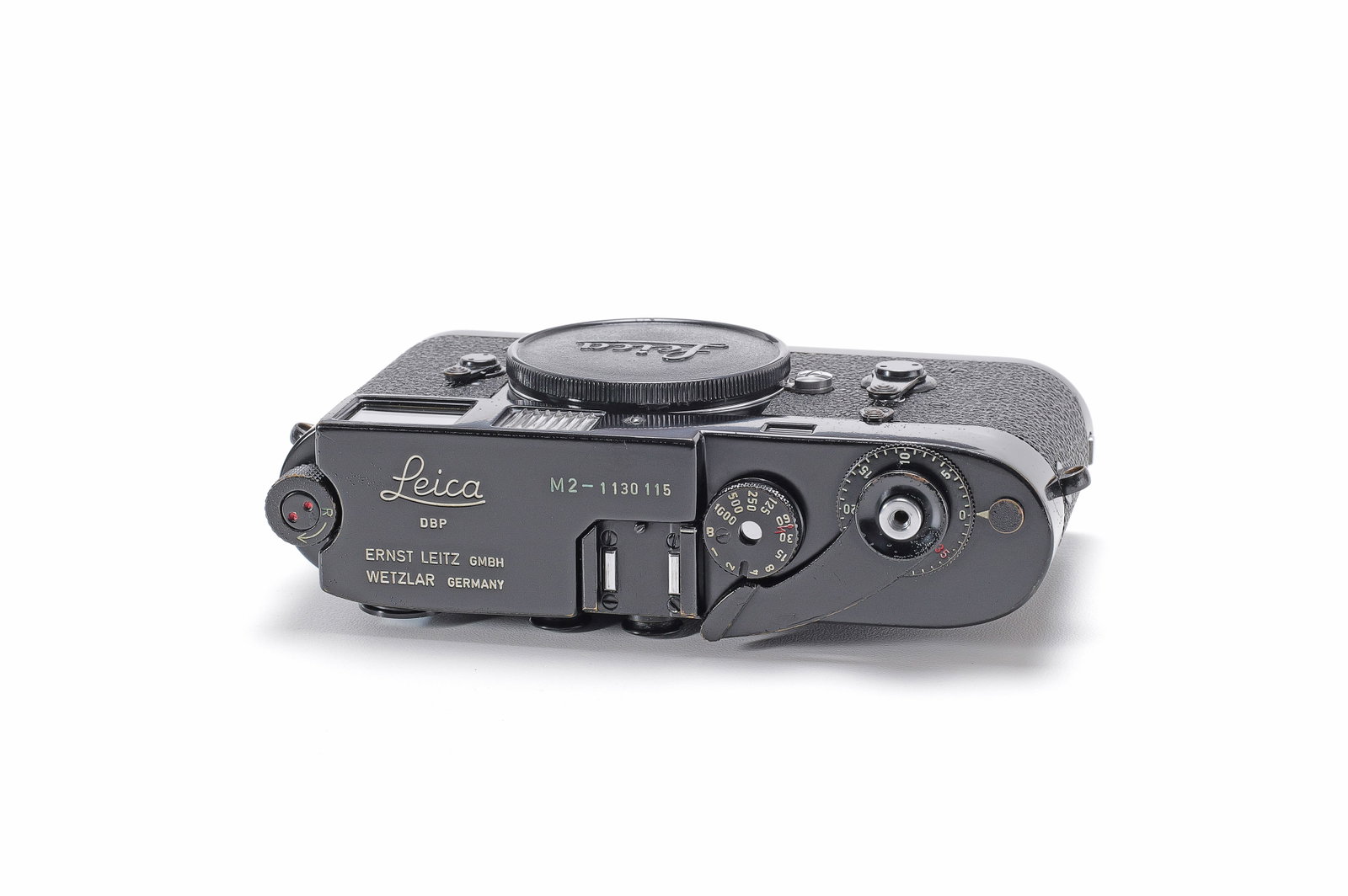 Leica M2 black paint *: Schwarz lackierte Leica M2 aus dem Seriennummernbereich 1130001 - 1130300 in äußerst schönem Originalzustand. Leichte Gebrauchsspuren an den Bedienelementen. Die weiße Auslegefarbe in den