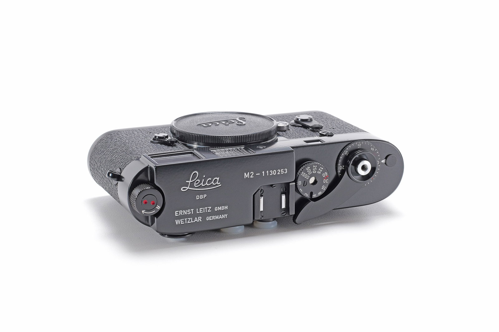 Leica M2 black paint: In den 1980er Jahren im Werk restaurierte Kamera aus dem Seriennummernbereich 1130001 - 1130300 von 300 original schwarz lackierten Kameras, spätere Deckkappe mit modernen Blitzsymbolen. Leitz