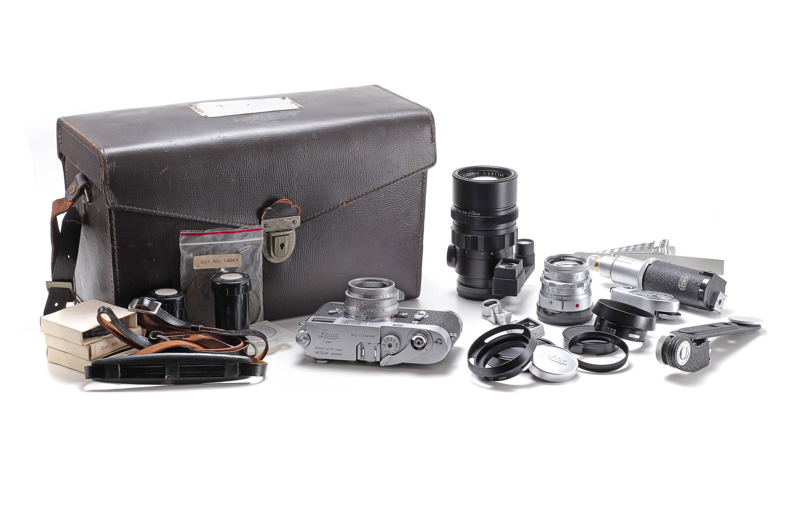Leica M2 KS15-4 Outfit Jay Ullal: Bei der Leica KS15-4 handelte es sich um eine speziell für das U.S. Militär gefertigte Variante der M2, die mit einer Schnellladespule (ähnlich der späteren Leica M4) ausgestattet war. Die