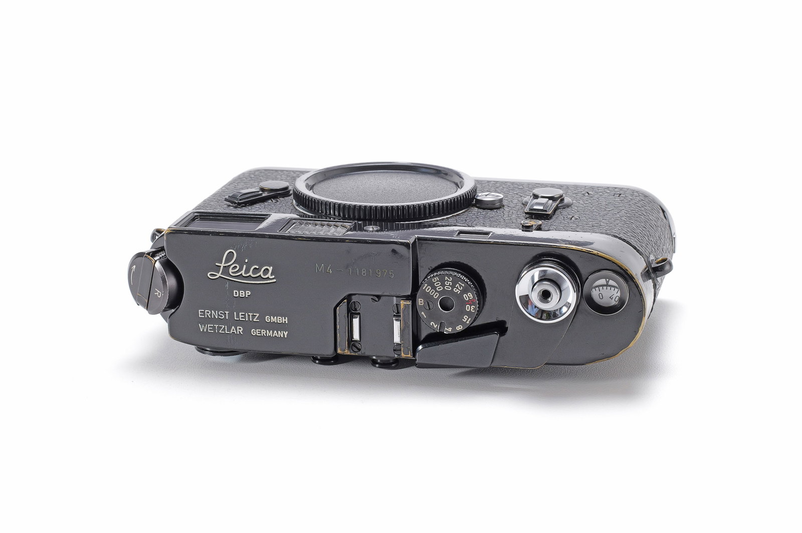 Leica M4 black paint *: Aus der ersten Serie von 500 produzierten Kameras (Nr. 1181501 – 1182000). Die Gravur der Blitzsymbole entspricht bereits der zweiten Version, die ab etwa Seriennummer 1181900 eingeführt wurde.