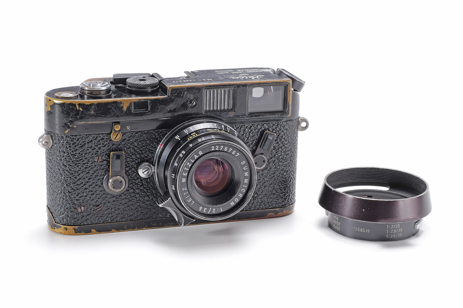 Leica M4 black paint *: Aus der vierten Serie von 800 produzierten Kameras (Nrn. 1225001 – 1225800). Die Rückspulkurbel, Gehäuseschale mit Belederung und Trageösen später. Mit passendem, sehr späten, schwarzen