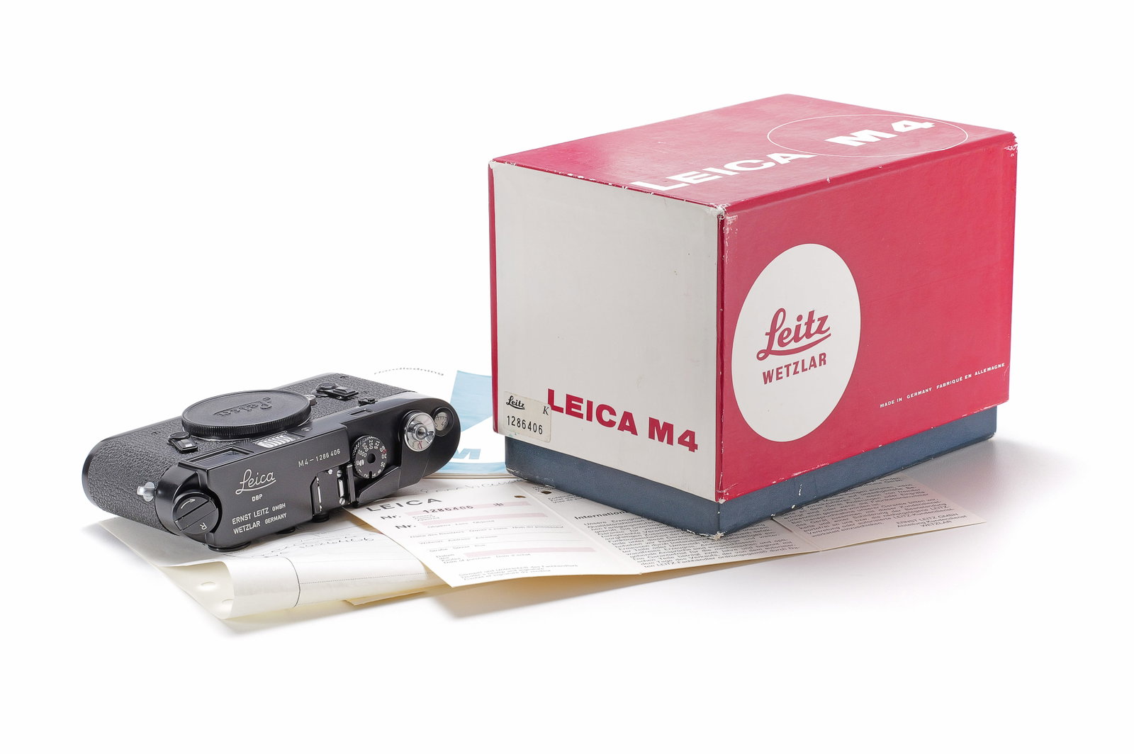 Leica M4 black paint: Schwarz lackierte Leica M4 aus der letzten Serie (Seriennummernbereich 1286201 - 1286700) in nahezu neuwertigem Zustand. Leitz Wetzlar "£" Montagesiegel. Mit Folienbeutel mit Aufkleber,